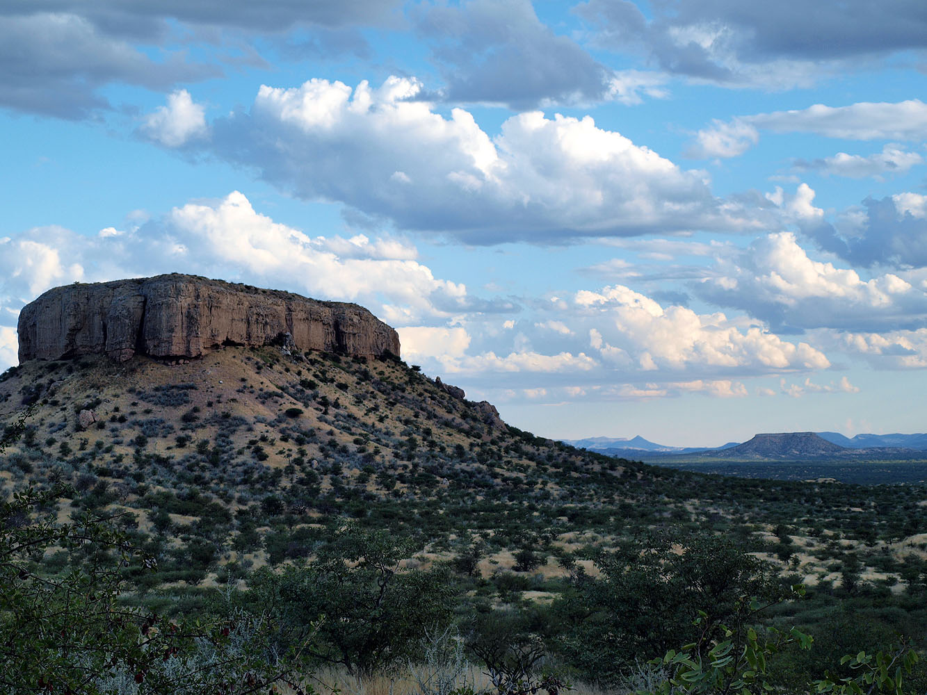 Markanter Tafelberg im Erongo-Gebirge in Namibia unter einem Himmel mit eindrucksvollen Wolkenformationen.