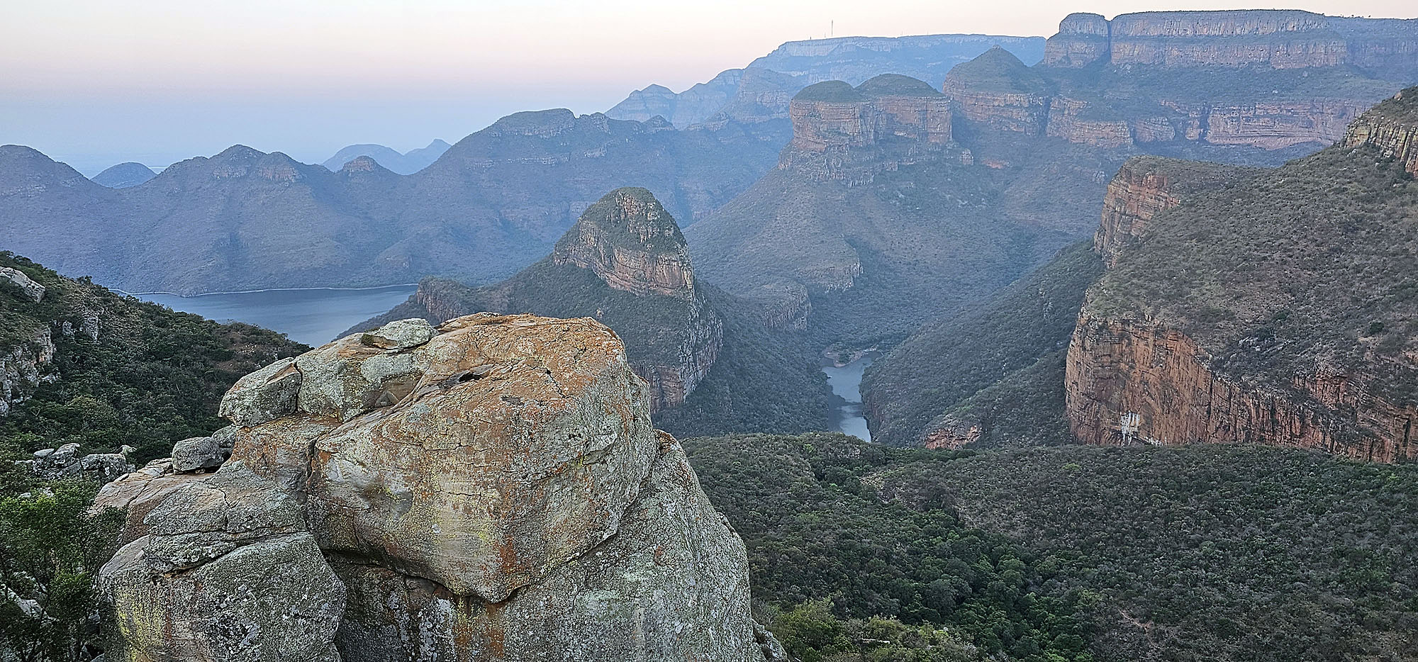 Aussicht auf den Blyde River Canyon und die markanten Three Rondavels im Nordosten Südafrikas.