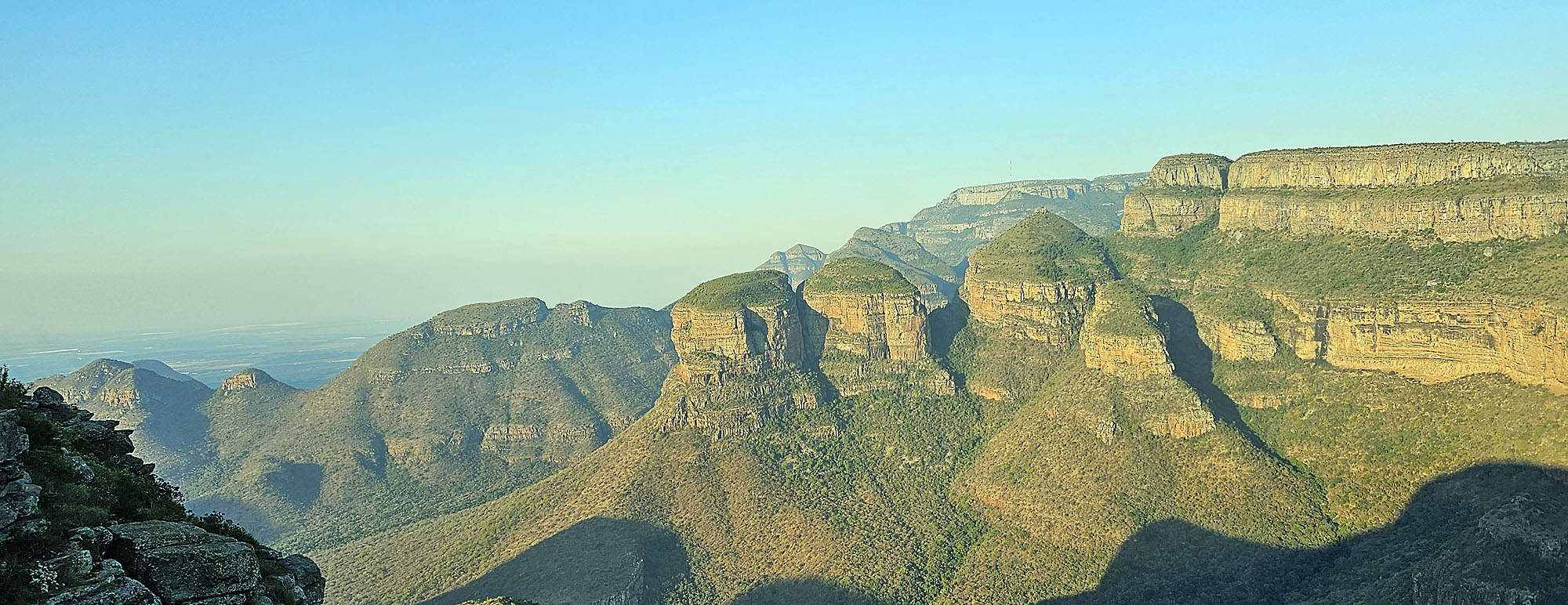 Spektakuläre Aussicht auf die zerklüfteten Felsformationen und grünen Berghänge der Drakensberge in Südafrika.