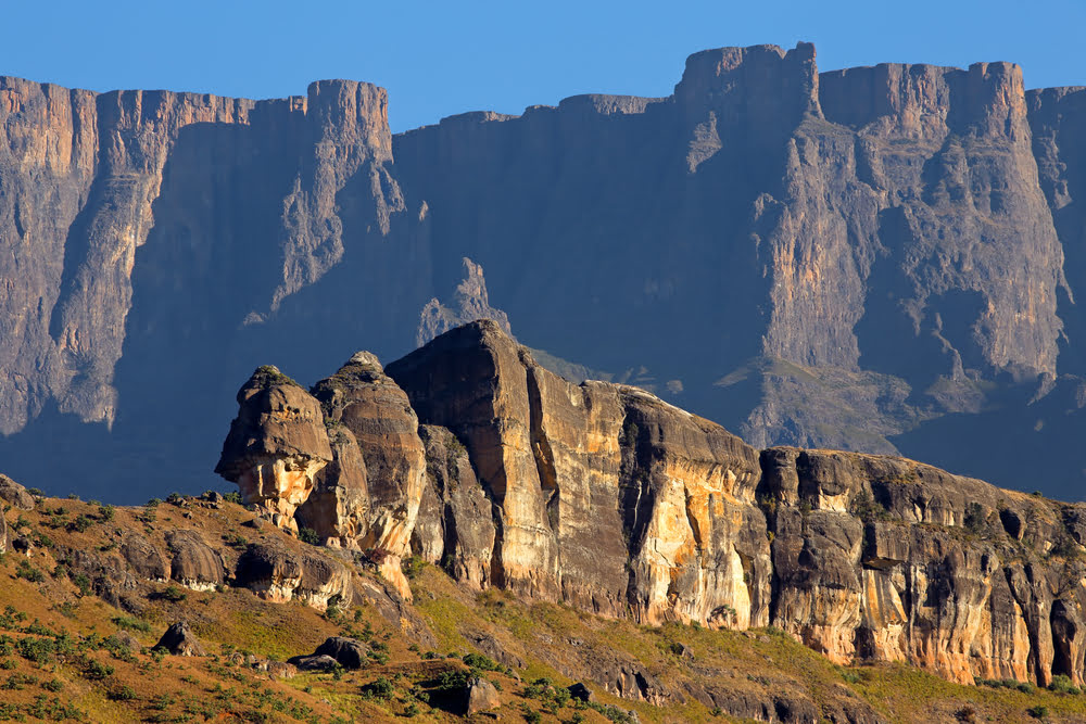 Spektakuläre Felsformationen und die Berglandschaft der Drakensberge in Südafrika mit Blick auf die imposanten Steilwände des Gebirges.