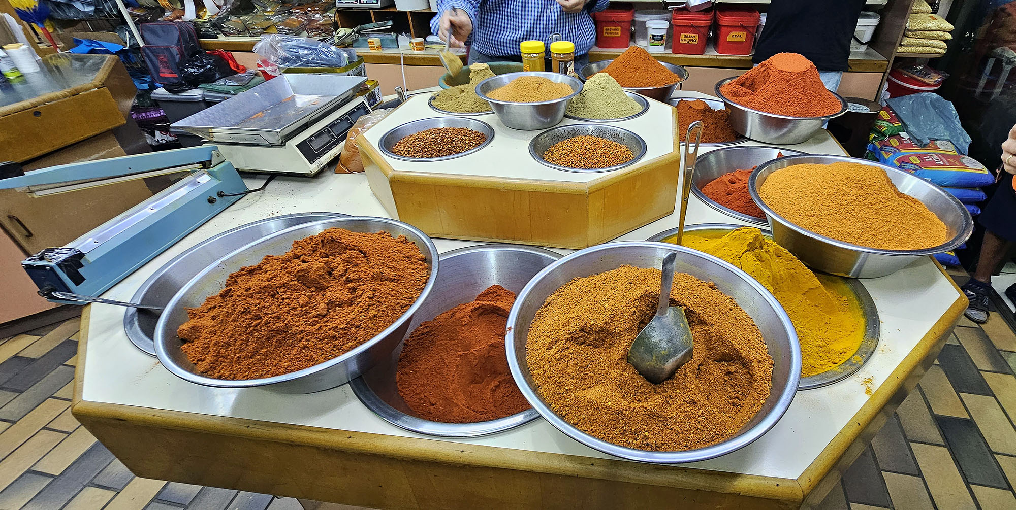 Bunte Gewürze und Currymischungen werden auf einem traditionellen Markt in Durban angeboten.