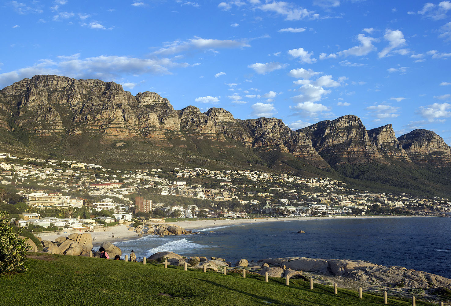 Blick auf die Atlantikküste von Kapstadt mit den Twelve Apostles und den Stränden von Camps Bay.