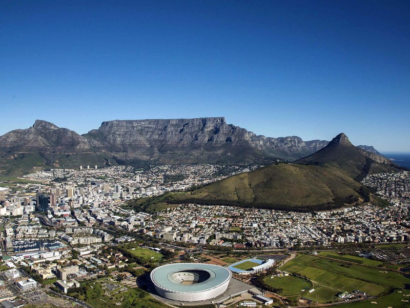 Panoramablick auf Kapstadt mit dem Tafelberg, Lion’s Head und der V&A Waterfront an der Atlantikküste Südafrikas.