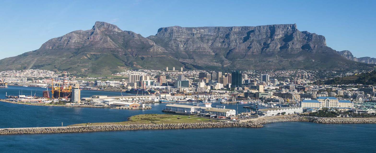Panorama von Kapstadt mit dem Tafelberg im Hintergrund und der Victoria & Alfred Waterfront am Atlantikhafen.
