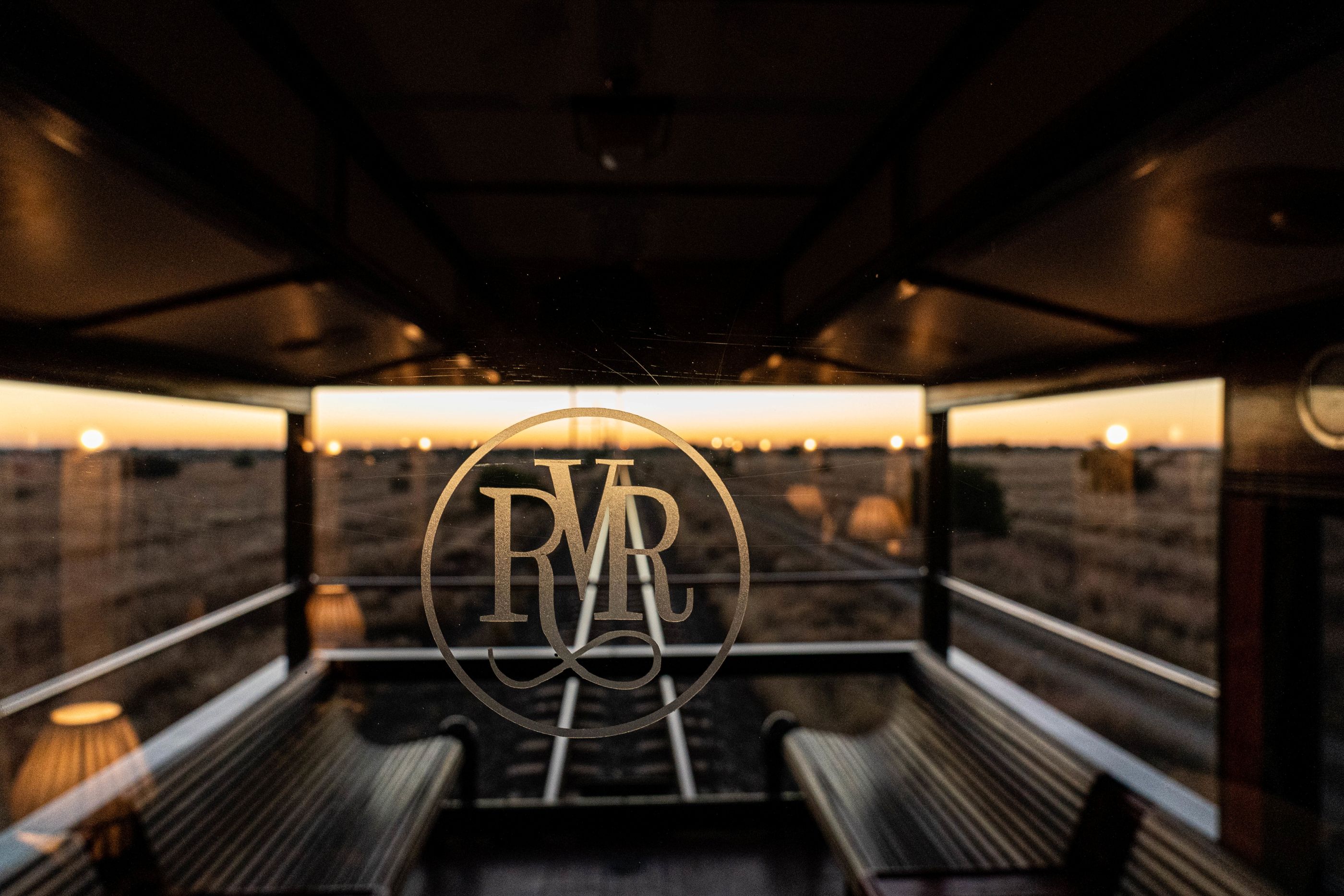 Aussichtswagen des Rovos Rail bei Sonnenuntergang