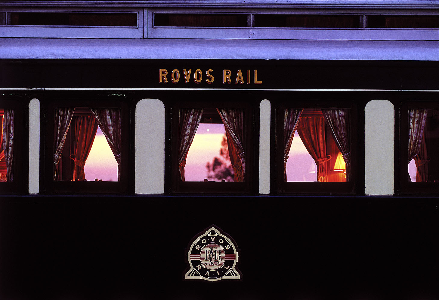 Rovos Rail – Luxuszugreise durch Südafrika bei Sonnenuntergang