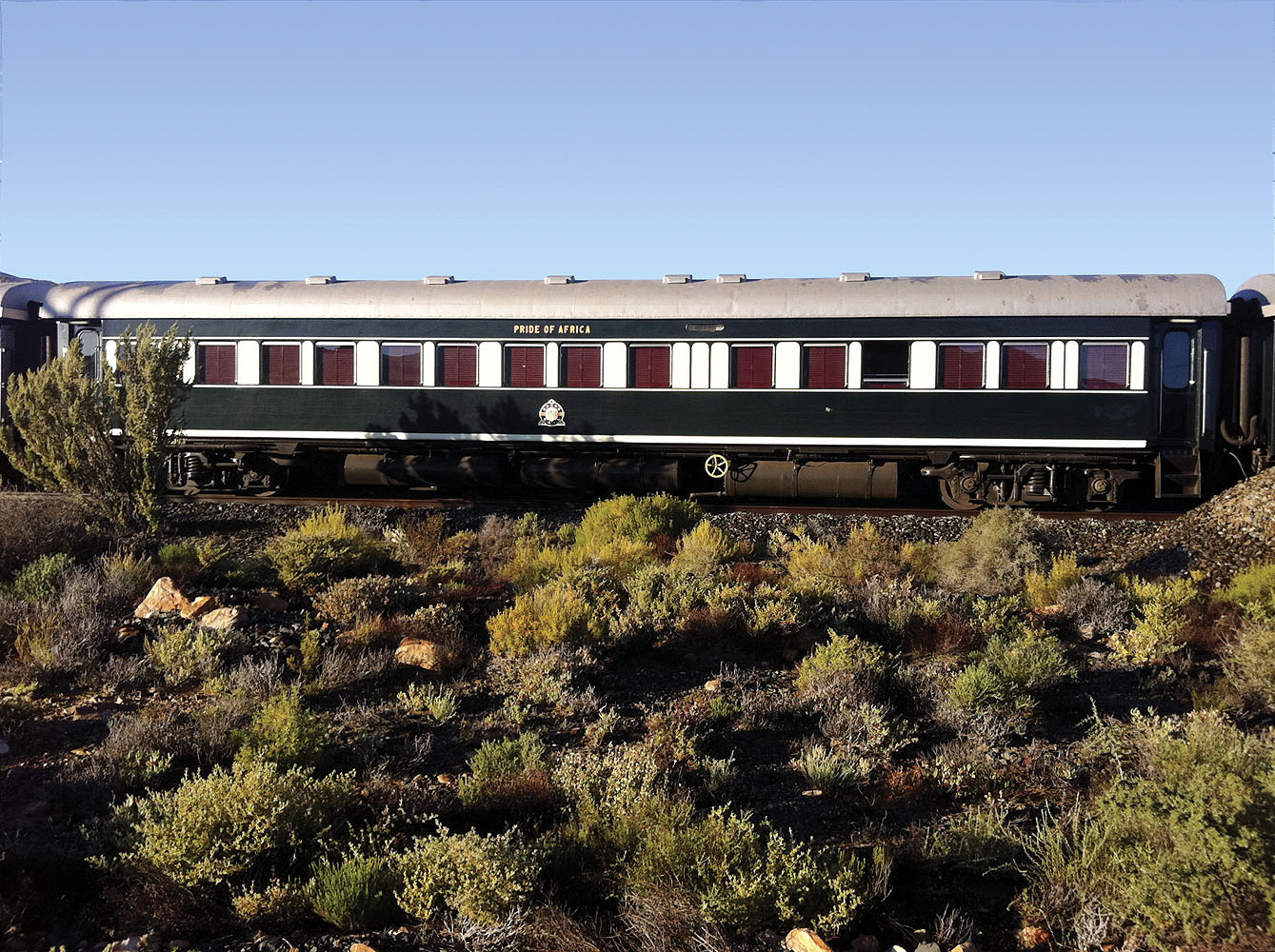 Waggon des Luxuszuges Rovos Rail „Pride of Africa“ in der südafrikanischen Karoo-Landschaft.