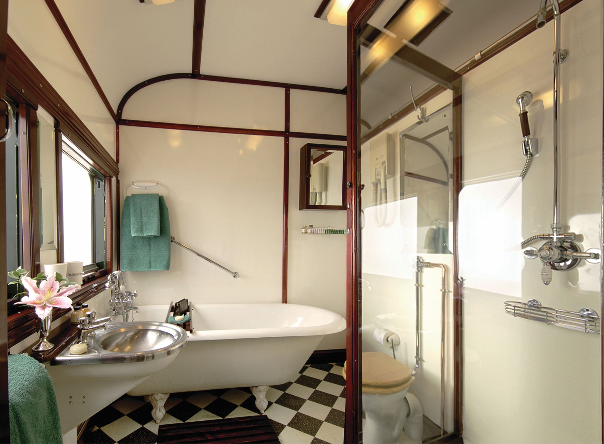 Elegantes Badezimmer der Royal Suite im Rovos Rail mit freistehender Badewanne, Dusche und klassischem Interieur.