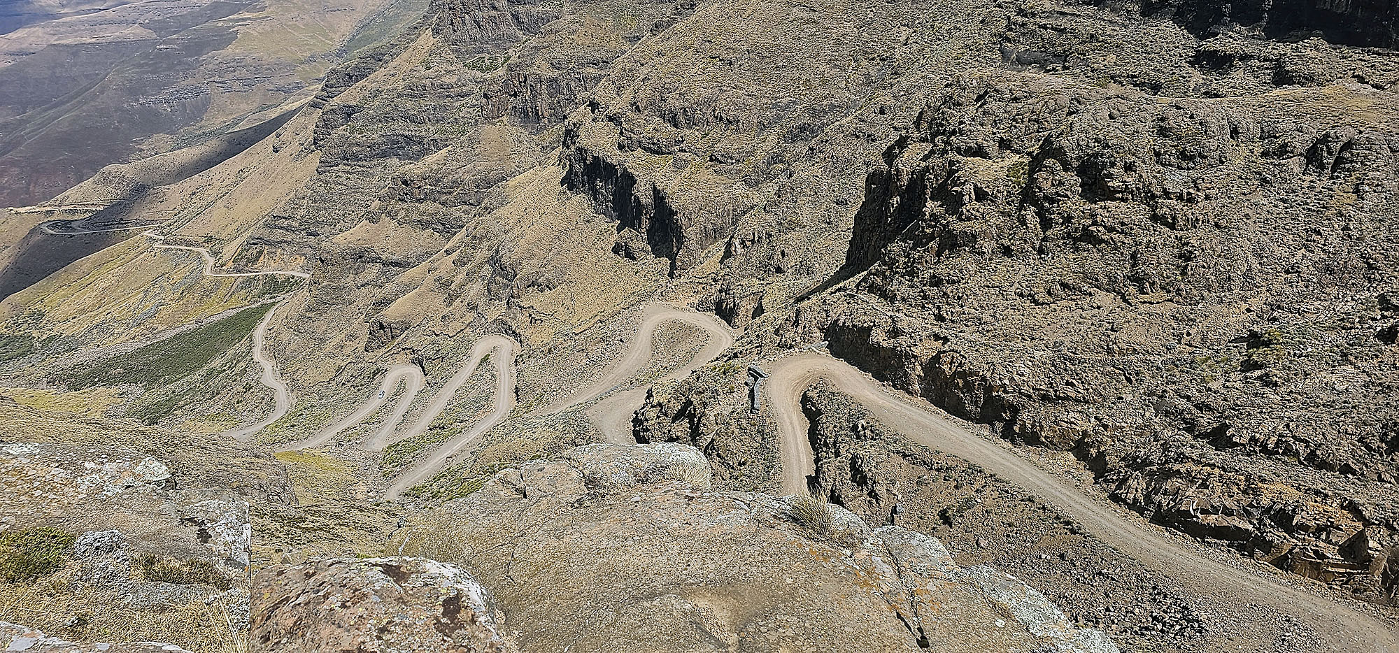 Spektakuläre Serpentinen des Sani Pass führen durch die karge Hochgebirgslandschaft zwischen Südafrika und Lesotho.