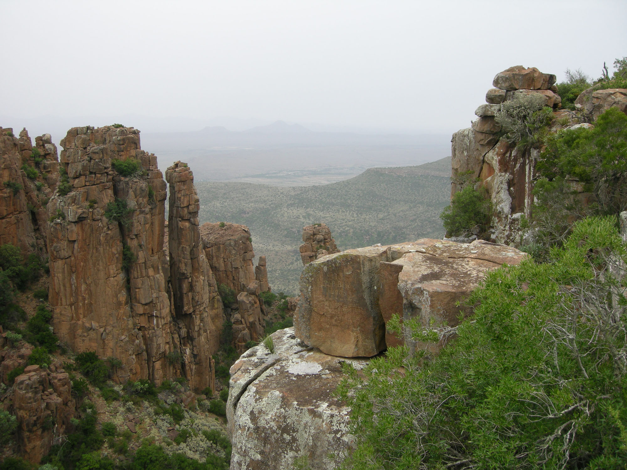 Spektakuläre Felsformationen im Valley of Desolation mit weitem Blick über die Halbwüste der Karoo in Südafrika.