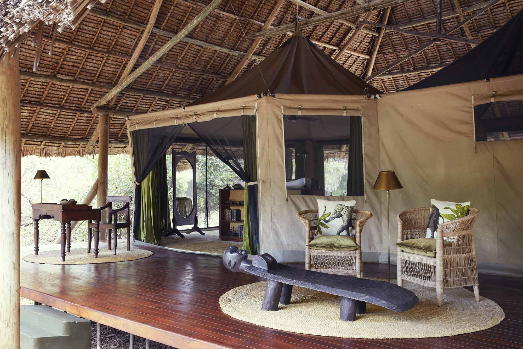 Geräumiges Luxus-Safari-Zelt mit Veranda und stilvoller Einrichtung im Nyerere Nationalpark (ehemals Selous) in Tansania.